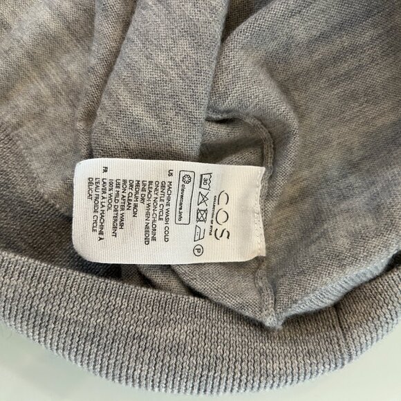 COS V- neck fine knitted merino wool sweater. - Picture 8 of 9